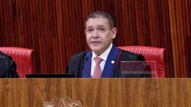 Ministro Nunes Marques, presidente do Tribunal Superior Eleitoral (TSE), determinou a suspensão do jingle usado pela campanha de Lula contra Flávio Bolsonaro.