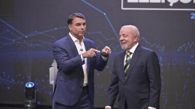 Debate da Band entre Flávio Bolsonaro e Lula.