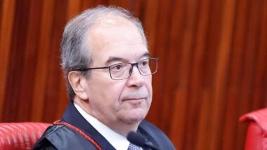 Ricardo Villas Bôas Cueva viu risco de vantagem irregular a Flávio Bolsonaro e restringiu publicações.