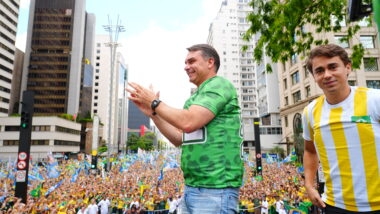 Flávio Bolsonaro durante ato na Avenida Paulista ao lado de Nikolas Ferreira