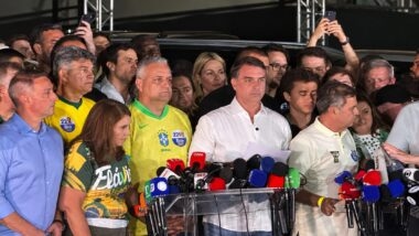 Flávio Bolsonaro discursa em púlpito com microfones, ao lado de Derrite, Bia Kicis, Alfredo Gaspar e Rogério Marinho, ao anunciar pedido de anulação da eleição