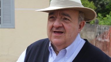 Rafael Greca se emociona ao votar e diz que críticas por apoio a Lula não o abalam
