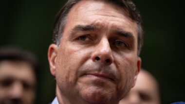 Flávio Bolsonaro diz que não autorizou ação de Zé Trovão contra reajuste do Bolsa Família