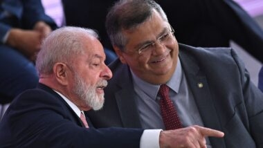 Lula liga para Dino durante evento do governo