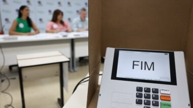 No segundo turno, vence a disputa presidencial o candidato que obtiver a maioria dos votos válidos, independentemente da vantagem registrada no primeiro turno.