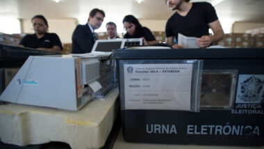 A votação no exterior é organizada pela Zona Eleitoral do Exterior, vinculada ao TRE-DF, em conjunto com o Ministério das Relações Exteriores.