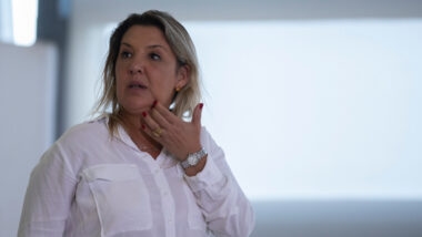 Daniella Marques aposta em orientação e qualificação via internet como porta de saída a benefício.