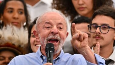 Lula anuncia autorização ao TSE para quebra de sigilo dele e dos filhos e desafia Flávio
