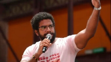 Jones Manoel divulgou suposta mensagem de apoiador de Flávio, mas admitiu que causas são desconhecidas.