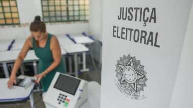 A substituição de equipamentos faz parte dos procedimentos de contingência adotados pela Justiça Eleitoral durante a votação.