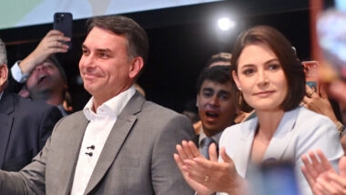 Senadora eleita chamou marido de "nosso líder" e citou Tarcísio, Damares, Nikolas e Malafaia.
