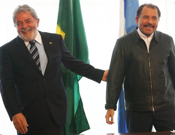 Lula ao lado de Daniel Ortega, presidente da Nicarágua acusado de promover violações a Direitos Humanos