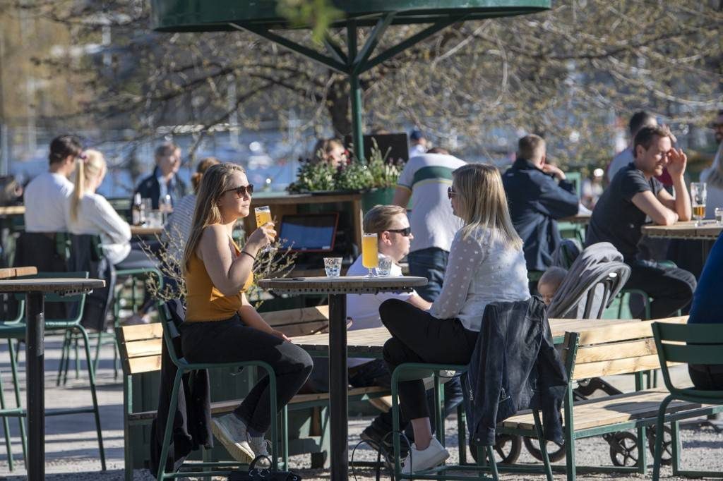 "Pessoas aproveitam o clima quente de primavera em Estocolmo, 22 de abril de 2020. A Suécia não impôs medidas de confinamento como o restante da Europa e pediu que as pessoas tivessem responsabilidade e seguissem as recomendações| Foto: Anders WIKLUND / TT NEWS AGENCY / AFP"